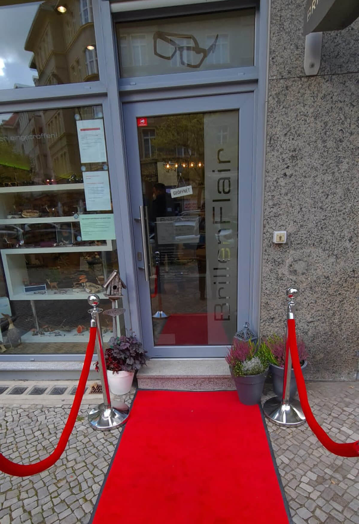 brillenflair-roter-Teppich-Silhouette-Event
